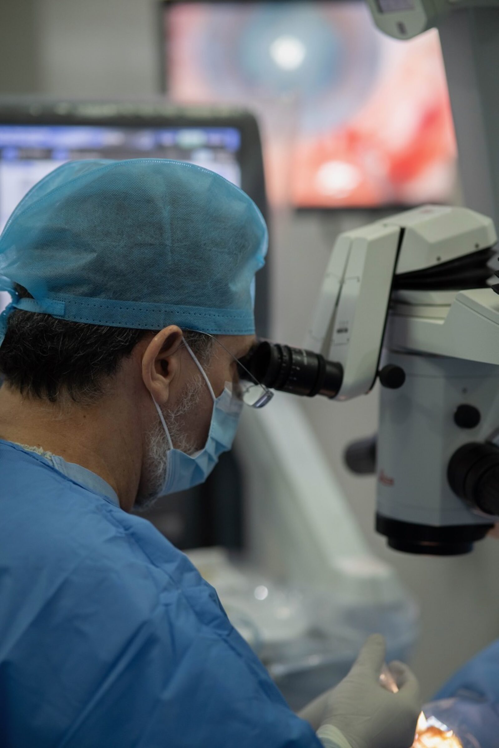Cirujano oftalmólogo operando con microscopio quirúrgico en Fundación Castañón