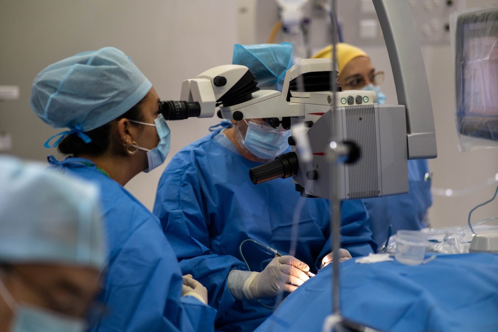 Equipo quirúrgico durante un procedimiento ambulatorio